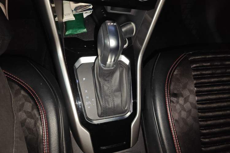 Used Volkswagen T-ROC 2019 230TSI DSG Two-Wheel-Drive Advanced Version China VI Standard Gear Lever