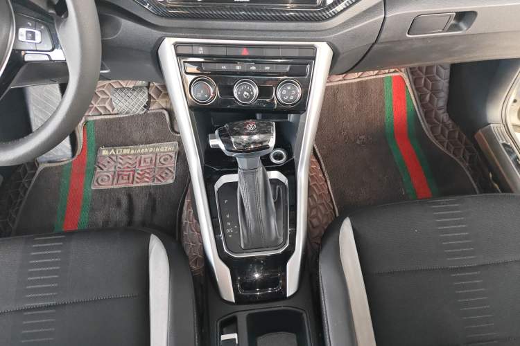 Used Volkswagen T-ROC 2019 230TSI DSG Two-Wheel-Drive Advanced Version China VI Standard Gear Lever