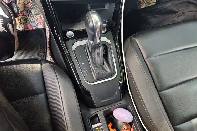 Used Volkswagen T-ROC 2019 280TSI DSG Two-Wheel Drive Comfort Version China VI Standard Gear Lever