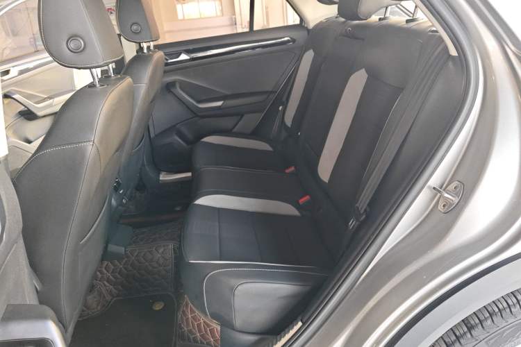 Used Volkswagen T-ROC 2019 230TSI DSG Two-Wheel-Drive Advanced Version China VI Standard Left Rear Seat