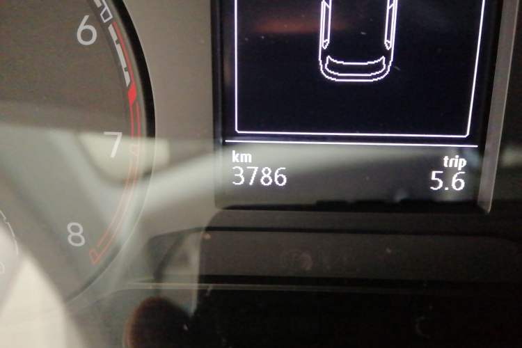 Used Volkswagen T-ROC 2019 280TSI DSG Two-Wheel Drive Comfort Version China VI Standard Odometer Close Up