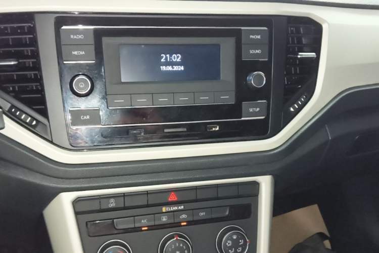 Used Volkswagen T-ROC 2019 230TSI DSG Two-Wheel Drive Fashion Edition China VI Standard Audio And AC Panel