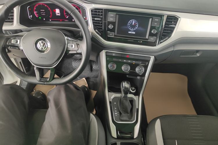Used Volkswagen T-ROC 2019 230TSI DSG Two-Wheel-Drive Advanced Version China VI Standard Center Console
