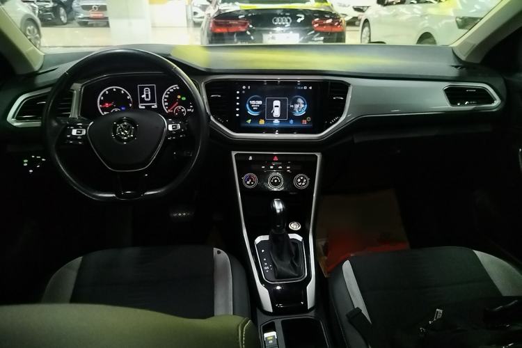 Used Volkswagen T-ROC 2019 230TSI DSG Two-Wheel-Drive Advanced Version China VI Standard Center Console
