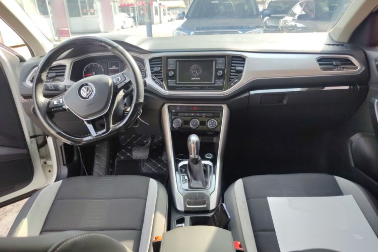 Used Volkswagen T-ROC 2019 230TSI DSG Two-Wheel-Drive Advanced Version China VI Standard Center Console