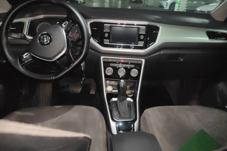 Used Volkswagen T-ROC 2019 230TSI DSG Two-Wheel-Drive Advanced Version China VI Standard Center Console