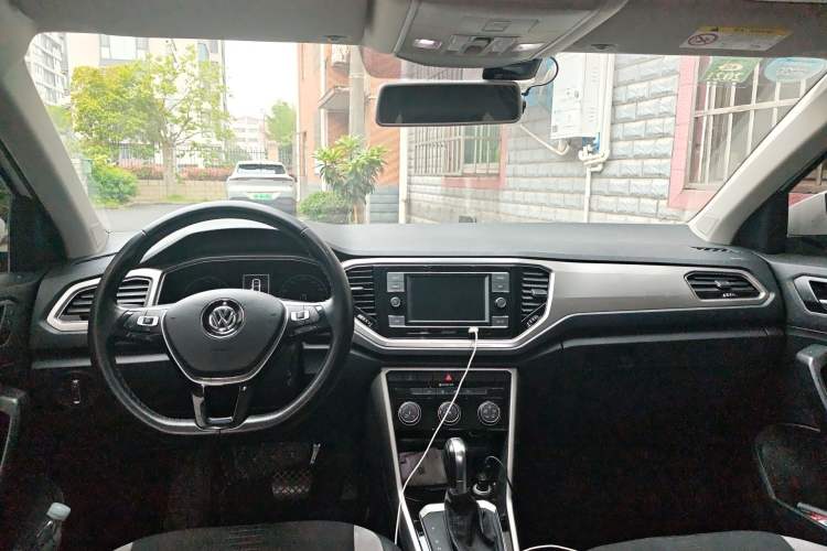Used Volkswagen T-ROC 2019 280TSI DSG Two-Wheel Drive Advanced Version China VI Standard Center Console