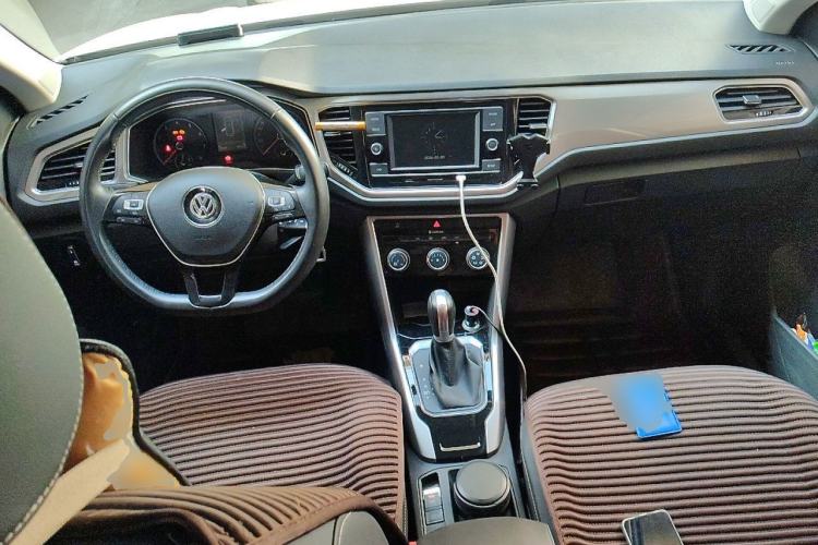 Used Volkswagen T-ROC 2019 230TSI DSG Two-Wheel-Drive Advanced Version China VI Standard Center Console