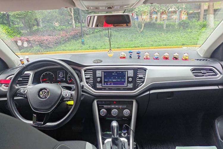 Used Volkswagen T-ROC 2019 230TSI DSG Two-Wheel-Drive Advanced Version China VI Standard Center Console