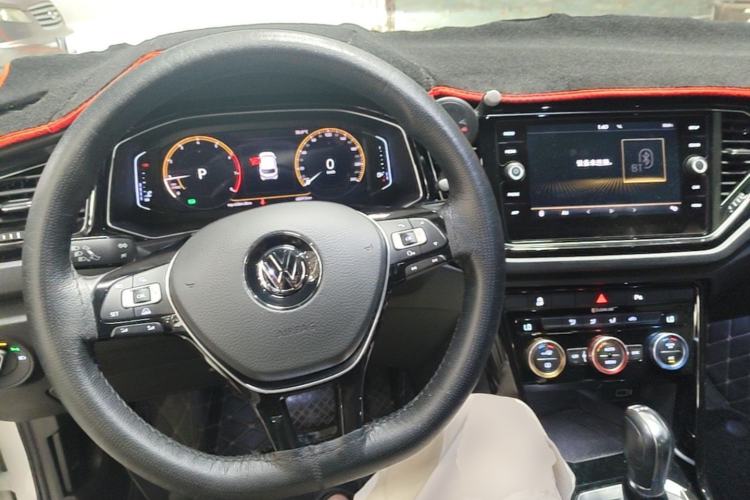 Used Volkswagen T-ROC 2019 280TSI DSG Two-Wheel-Drive Luxury Version China V Emission Standard Center Console