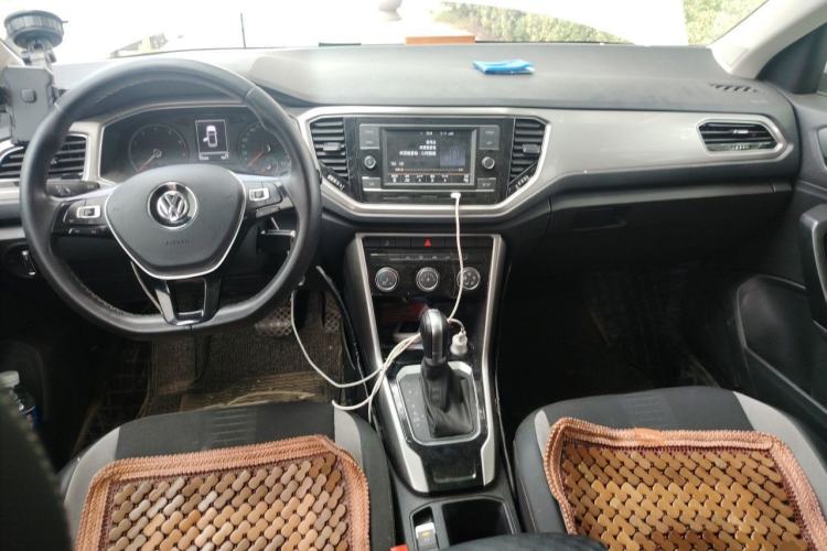 Used Volkswagen T-ROC 2019 230TSI DSG Two-Wheel-Drive Advanced Version China VI Standard Center Console