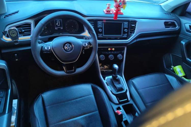 Used Volkswagen T-ROC 2019 230TSI DSG Two-Wheel-Drive Advanced Version China VI Standard Center Console