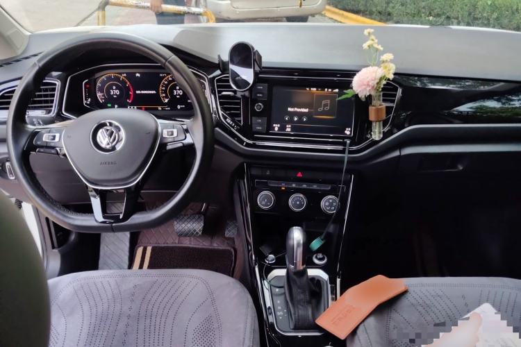Used Volkswagen T-ROC 2019 280TSI DSG Two-Wheel Drive Comfort Version China VI Standard Center Console