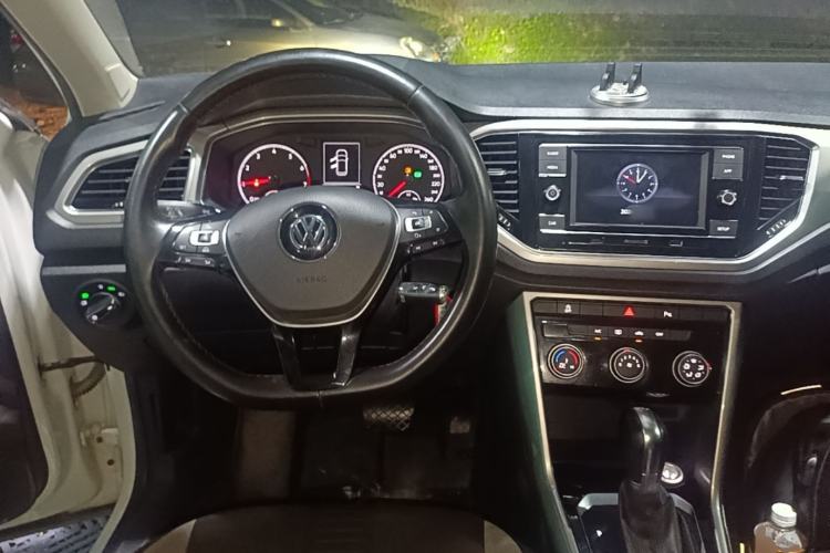 Used Volkswagen T-ROC 2019 230TSI DSG Two-Wheel-Drive Advanced Version China VI Standard Center Console