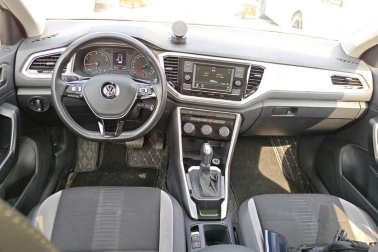 Used Volkswagen T-ROC 2019 230TSI DSG Two-Wheel-Drive Advanced Version China VI Standard Center Console