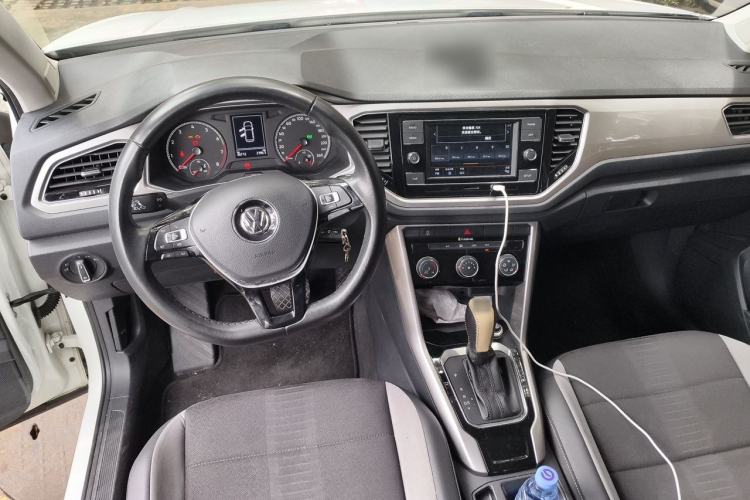 Used Volkswagen T-ROC 2019 230TSI DSG Two-Wheel-Drive Advanced Version China VI Standard Center Console