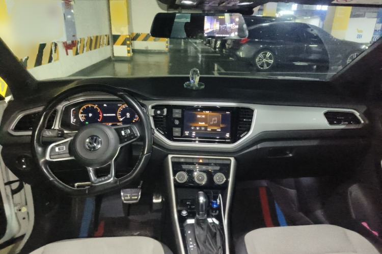 Used Volkswagen T-ROC 2019 280TSI DSG Two-Wheel Drive Advanced Version China VI Standard Center Console