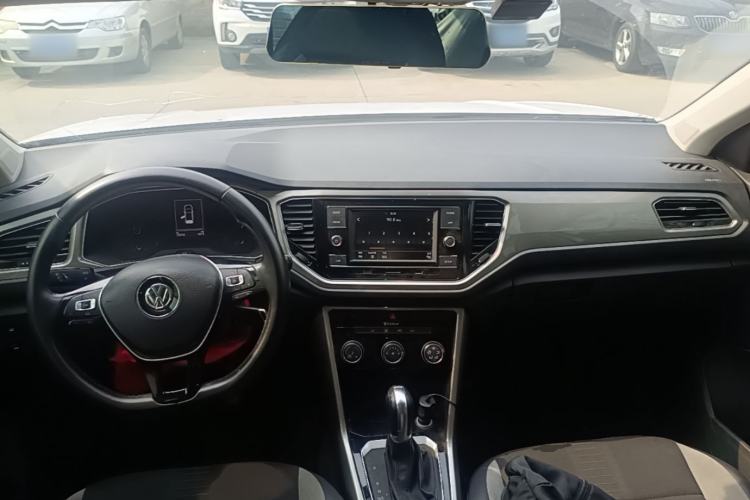 Used Volkswagen T-ROC 2019 280TSI DSG Two-Wheel Drive Advanced Version China VI Standard Center Console