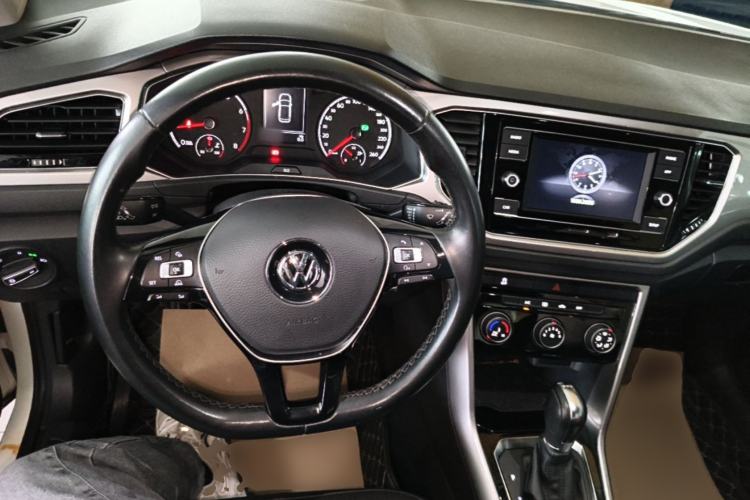 Used Volkswagen T-ROC 2019 230TSI DSG Two-Wheel-Drive Advanced Version China VI Standard Center Console