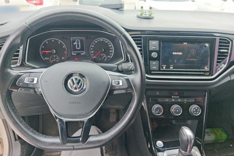 Used Volkswagen T-ROC 2019 280TSI DSG Two-Wheel Drive Comfort Version China VI Standard Center Console