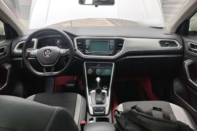 Used Volkswagen T-ROC 2019 230TSI DSG Two-Wheel-Drive Advanced Version China VI Standard Center Console