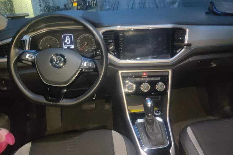 Used Volkswagen T-ROC 2019 230TSI DSG Two-Wheel-Drive Advanced Version China VI Standard Center Console