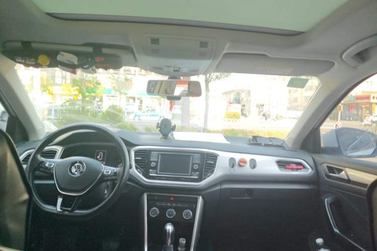 Used Volkswagen T-ROC 2019 230TSI DSG Two-Wheel-Drive Advanced Version China VI Standard Center Console