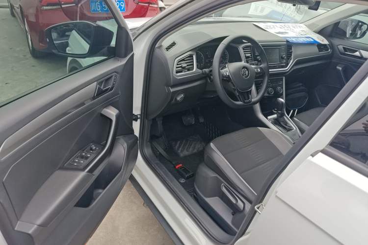 Used Volkswagen T-ROC 2019 230TSI DSG Two-Wheel-Drive Advanced Version China VI Standard Driver Seat