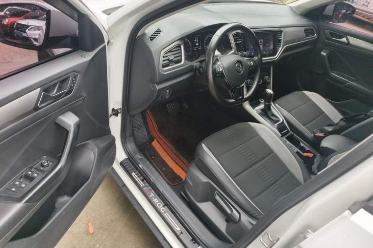 Used Volkswagen T-ROC 2019 230TSI DSG Two-Wheel-Drive Advanced Version China VI Standard Driver Seat