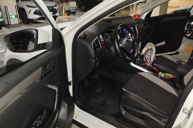 Used Volkswagen T-ROC 2019 230TSI DSG Two-Wheel-Drive Advanced Version China VI Standard Driver Seat