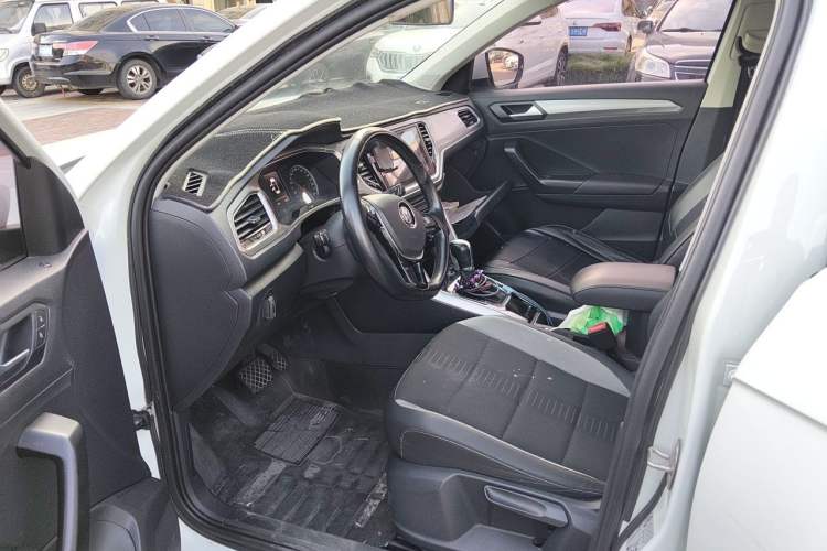 Used Volkswagen T-ROC 2019 230TSI DSG Two-Wheel-Drive Advanced Version China VI Standard Driver Seat