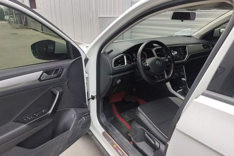 Used Volkswagen T-ROC 2019 230TSI DSG Two-Wheel-Drive Advanced Version China VI Standard Driver Seat