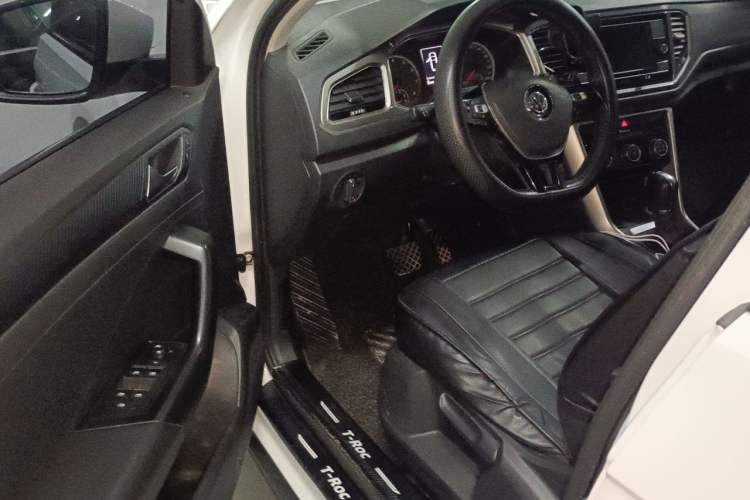 Used Volkswagen T-ROC 2019 230TSI DSG Two-Wheel-Drive Advanced Version China VI Standard Driver Seat