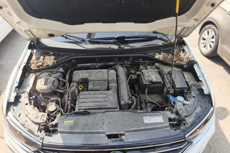 Used Volkswagen T-ROC 2019 230TSI DSG Two-Wheel-Drive Advanced Version China VI Standard Engine Bay