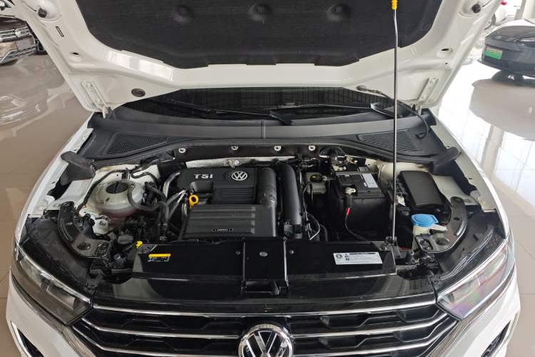 Used Volkswagen T-ROC 2019 280TSI DSG Two-Wheel Drive Advanced Version China VI Standard Engine Bay