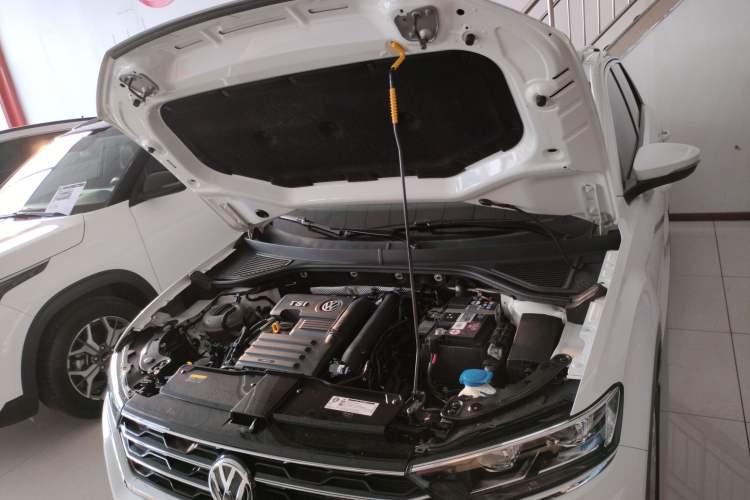 Used Volkswagen T-ROC 2019 230TSI DSG Two-Wheel-Drive Advanced Version China VI Standard Engine Bay