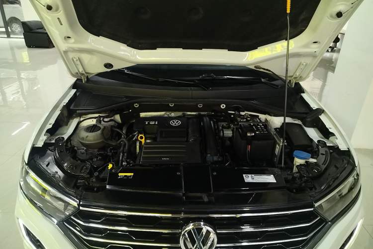 Used Volkswagen T-ROC 2019 230TSI DSG Two-Wheel-Drive Advanced Version China VI Standard Engine Bay