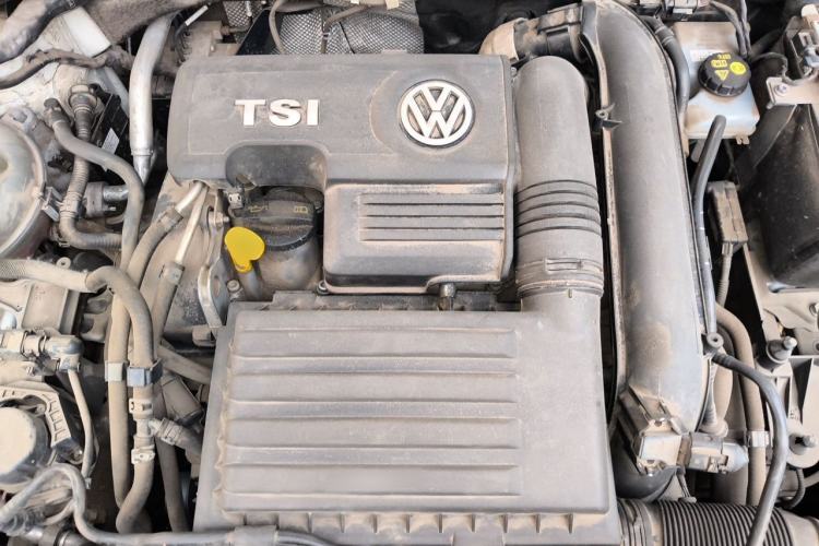 Used Volkswagen T-ROC 2019 230TSI DSG Two-Wheel-Drive Advanced Version China VI Standard Engine Bay