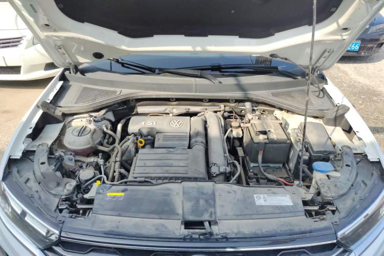 Used Volkswagen T-ROC 2019 230TSI DSG Two-Wheel-Drive Advanced Version China VI Standard Engine Bay