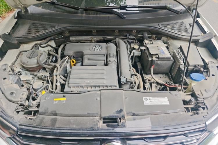 Used Volkswagen T-ROC 2019 230TSI DSG Two-Wheel-Drive Advanced Version China VI Standard Engine Bay