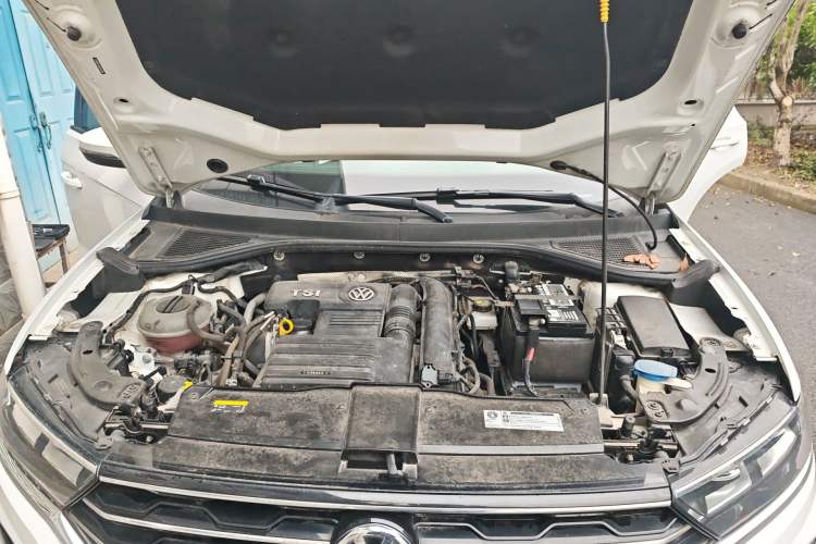 Used Volkswagen T-ROC 2019 280TSI DSG Two-Wheel Drive Advanced Version China VI Standard Engine Bay