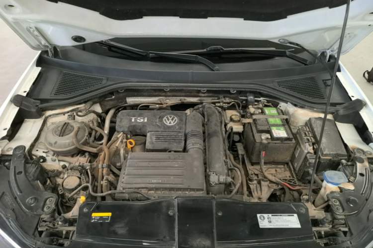 Used Volkswagen T-ROC 2019 280TSI DSG Two-Wheel Drive Advanced Version China VI Standard Engine Bay