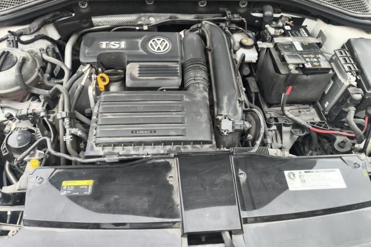 Used Volkswagen T-ROC 2019 280TSI DSG Two-Wheel Drive Comfort Version China VI Standard Engine Bay