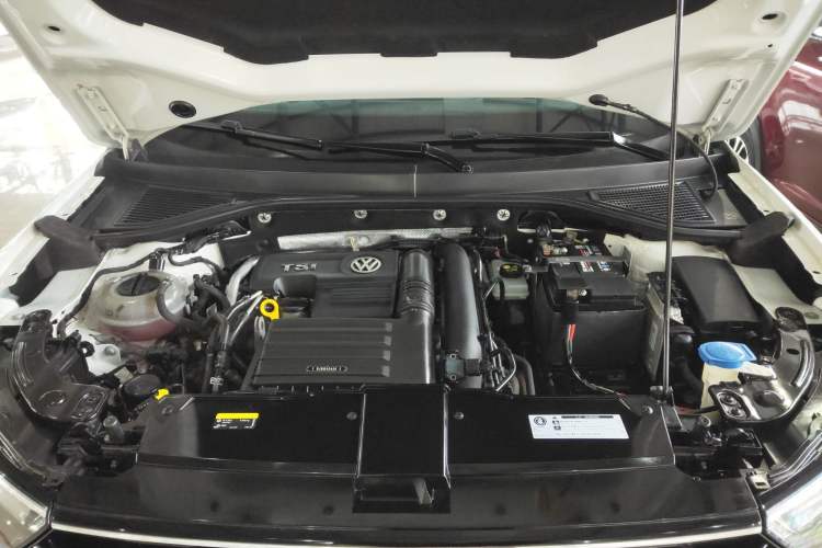 Used Volkswagen T-ROC 2019 280TSI DSG Two-Wheel Drive Comfort Version China VI Standard Engine Bay
