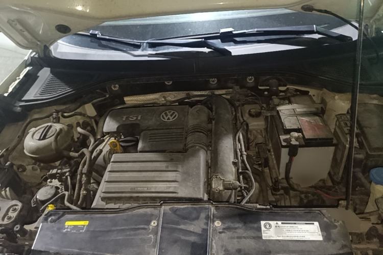 Used Volkswagen T-ROC 2019 230TSI DSG Two-Wheel-Drive Advanced Version China VI Standard Engine Bay