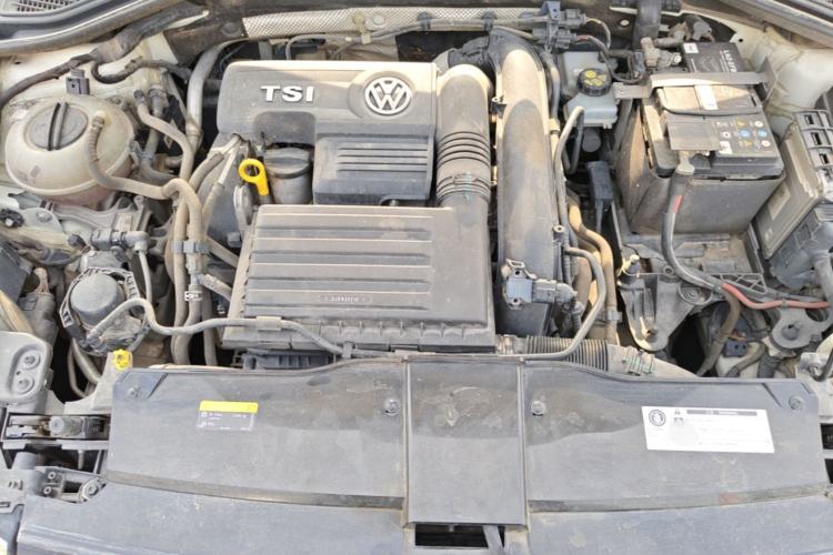 Used Volkswagen T-ROC 2019 230TSI DSG Two-Wheel-Drive Advanced Version China VI Standard Engine Bay