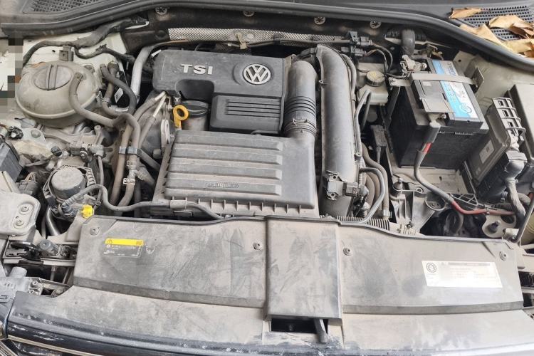 Used Volkswagen T-ROC 2019 230TSI DSG Two-Wheel-Drive Advanced Version China VI Standard Engine Bay