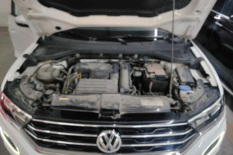 Used Volkswagen T-ROC 2019 230TSI DSG Two-Wheel-Drive Advanced Version China VI Standard Engine Bay