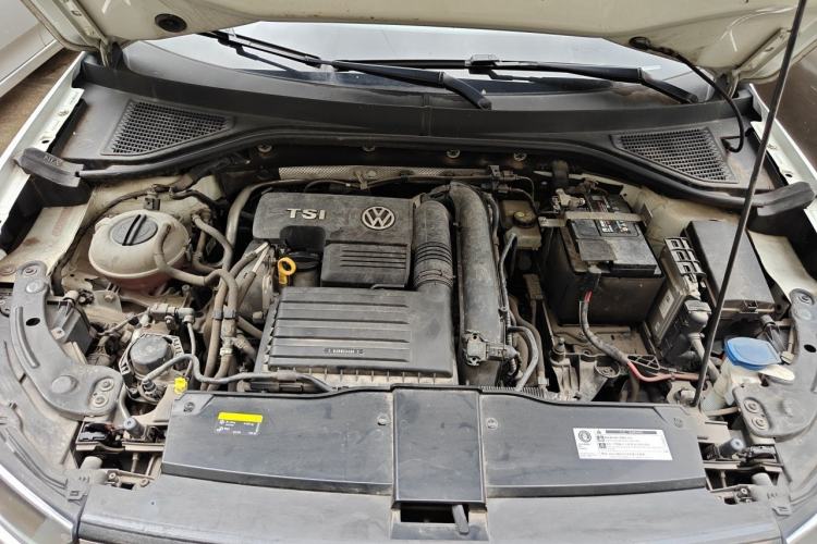 Used Volkswagen T-ROC 2019 230TSI DSG Two-Wheel-Drive Advanced Version China VI Standard Engine Bay