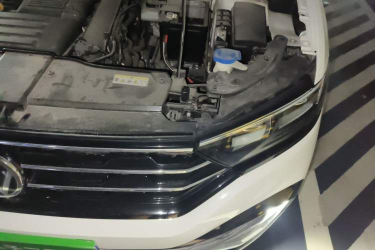 Used Volkswagen T-ROC 2019 280TSI DSG Two-Wheel Drive Advanced Version China VI Standard Engine Bay Left
